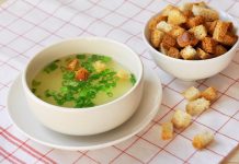 Kippenbouillon met crackers