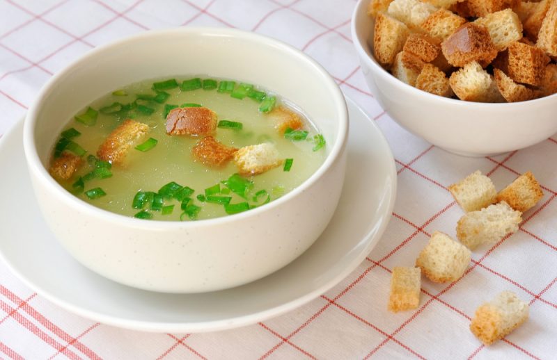 Kippenbouillon met crackers