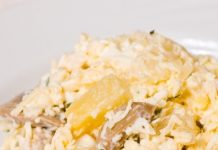 Salade met kip, champignons, ananas en kaas