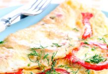 Kefir omlet u tavi s paprikom i začinskim biljem